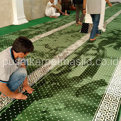 merapihkan karpet masjid