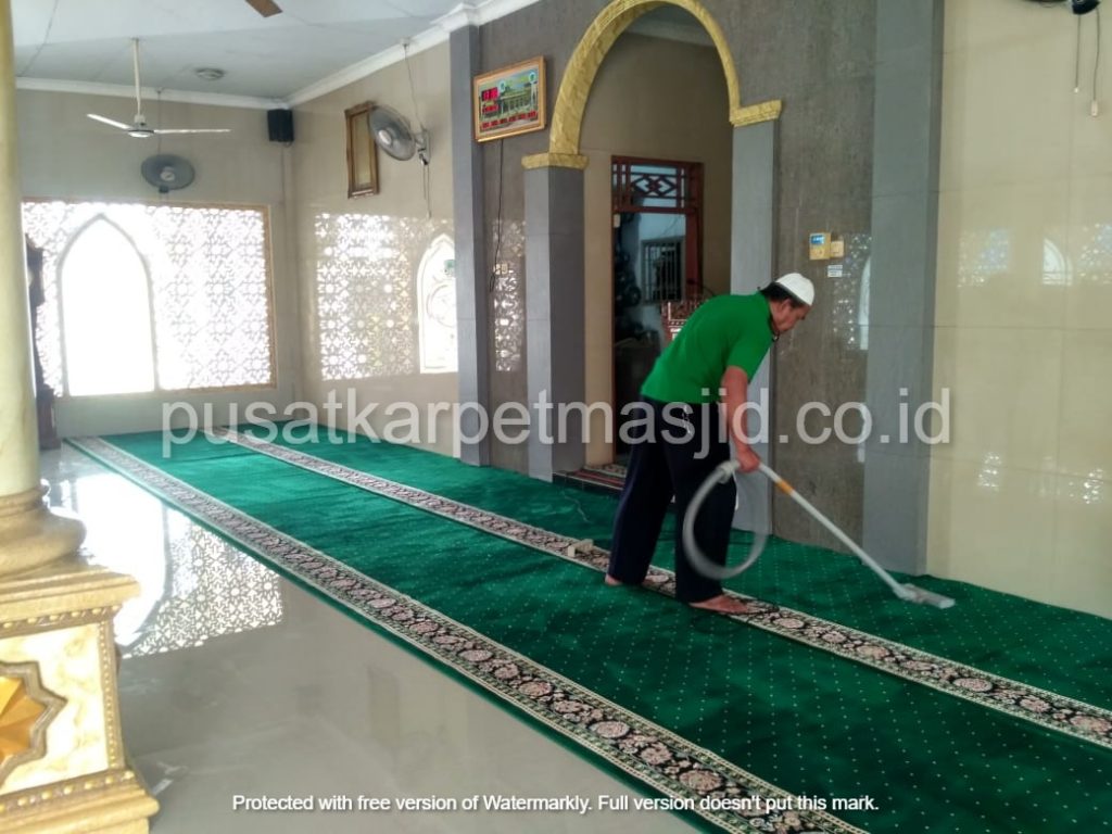 vacuum karpet masjid