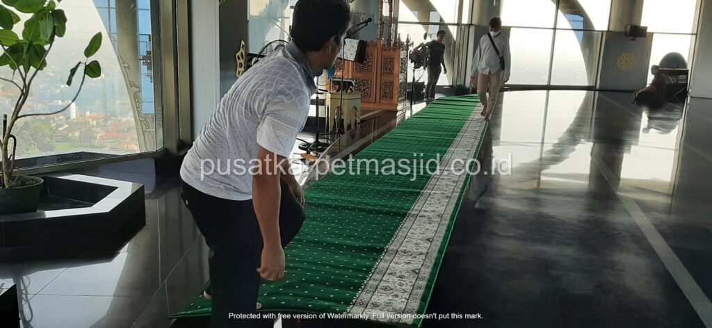 karpet masjid hijau