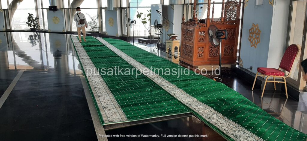 pemasangan karpet masjid di menara 165