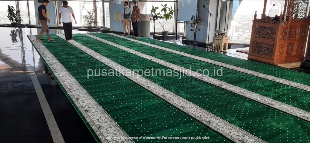 pemasangan karpet masjid di menara 165