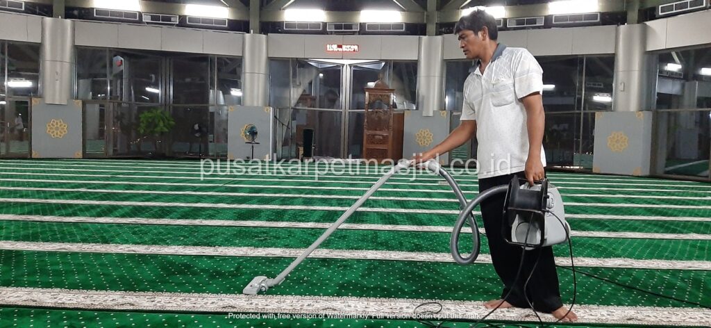 pemasangan karpet masjid di menara 165