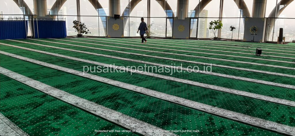 pemasangan karpet masjid di menara 165